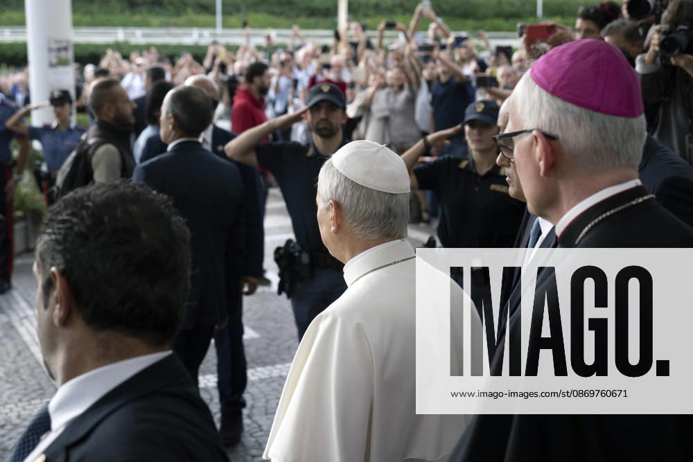 ITALY - POPE - VATICAN-2026 10 17 Italy, Rome, Vatican, October 17, 2026 Pope Leo XIV leaves the Gemelli University Hospital, four days after a surgery to remove a cancerous tumour from his right lung, in Rome Photo by ALESSIA GIULIANI Catholic Press Photo - NO BOOKS