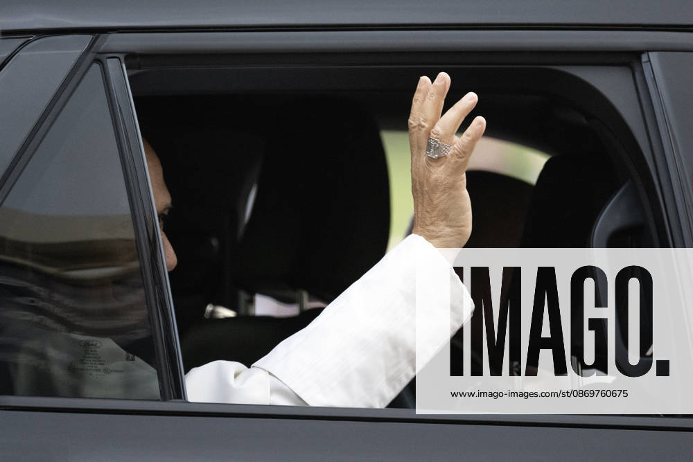 ITALY - POPE - VATICAN-2026 10 17 Italy, Rome, Vatican, October 17, 2026 Pope Leo XIV leaves the Gemelli University Hospital, four days after a surgery to remove a cancerous tumour from his right lung, in Rome Photo by ALESSIA GIULIANI Catholic Press Photo - NO BOOKS