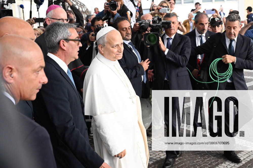 Pope Leo XIV, deemed fit for resignation by doctors, leaves the Gemelli Polyclinic Hospital in Rome, where he was hospitalized for a few days for surgery to remove a nodule (adenocarcinoma) from his right lung. Rome, October 17, 2026 Rome Italy - ZUMAa289 20261017_zia_a289_037