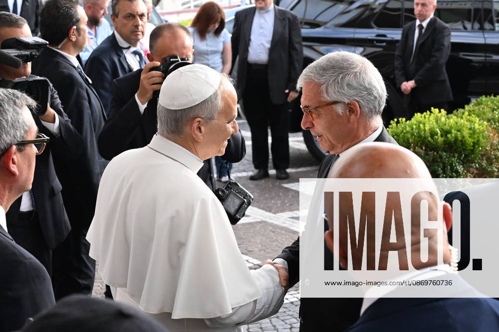 Pope Leo XIV, deemed fit for resignation by doctors, leaves the Gemelli Polyclinic Hospital in Rome, where he was hospitalized for a few days for surgery to remove a nodule (adenocarcinoma) from his right lung. Rome, October 17, 2026 Rome Italy - ZUMAa289 20261017_zia_a289_043