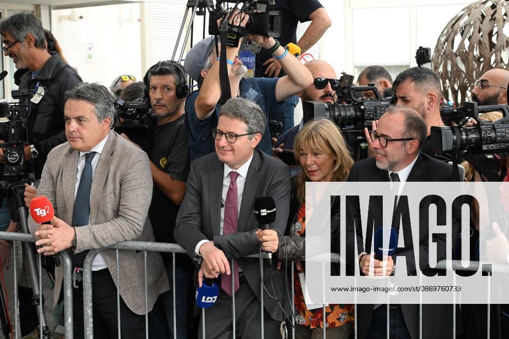 Journalists Rosario Carello of TG2, the chief Vatican correspondent of TG1, Ignazio Ingrao, and Fabio Marchese of Mediaset outside Gemelli Hospital awaiting the Pope s discharge. The Pope was hospitalized a few days ago for surgery to remove a nodule (adenocarcinoma) from his right lung. Rome, 10 17 2026 Rome Italy - ZUMAa289 20261017_zia_a289_045