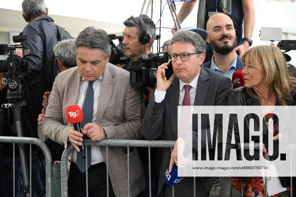 Journalists Rosario Carello of TG2 and TG1 s chief Vatican correspondent, Ignazio Ingrao, outside Gemelli Hospital awaiting the Pope s discharge. The Pope was hospitalized a few days ago for surgery to remove a nodule (adenocarcinoma) from his right lung. Rome, 10 17 2026 Rome Italy - ZUMAa289 20261017_zia_a289_047