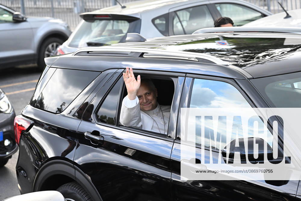 Pope Leo XIV, deemed fit for resignation by doctors, leaves the Gemelli Polyclinic Hospital in Rome, where he was hospitalized for a few days for surgery to remove a nodule (adenocarcinoma) from his right lung. Rome, October 17, 2026 Rome Italy - ZUMAa289 20261017_zia_a289_052