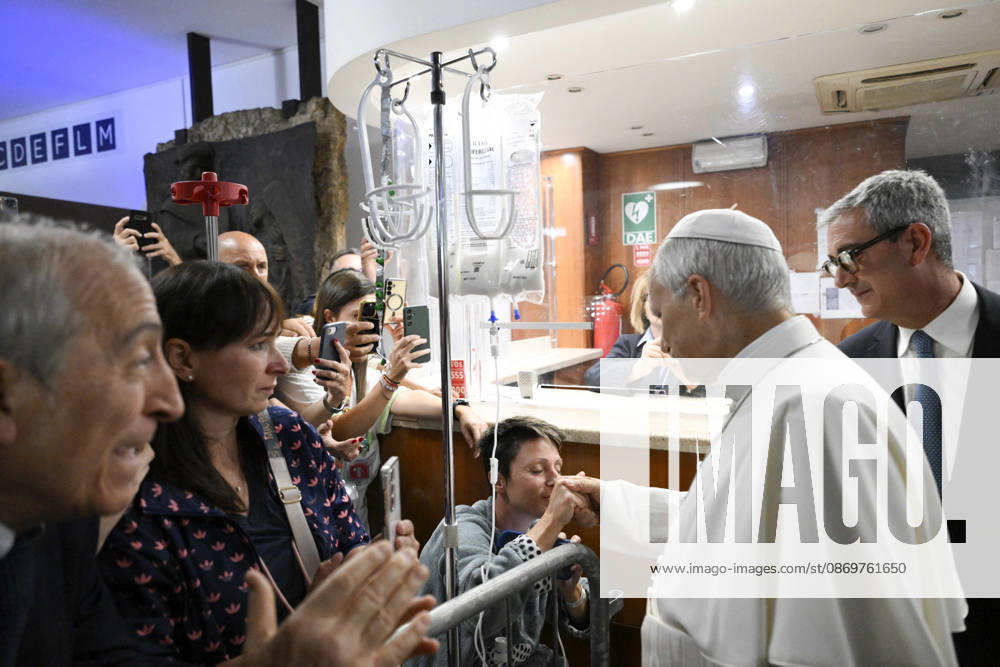 Pope Leo XIV Leaves Gemelli Hospital - Rome Pope Leo XIV waves to the faithful as he leaves Gemelli Hospital, Rome, Italy on October 17, 2026. Pope Leo XIV was discharged from Rome’s Agostino Gemelli hospital in the afternoon following lung surgery. Photo by (EV) Simone Risoluti Vatican Media ABACAPRESS.COM