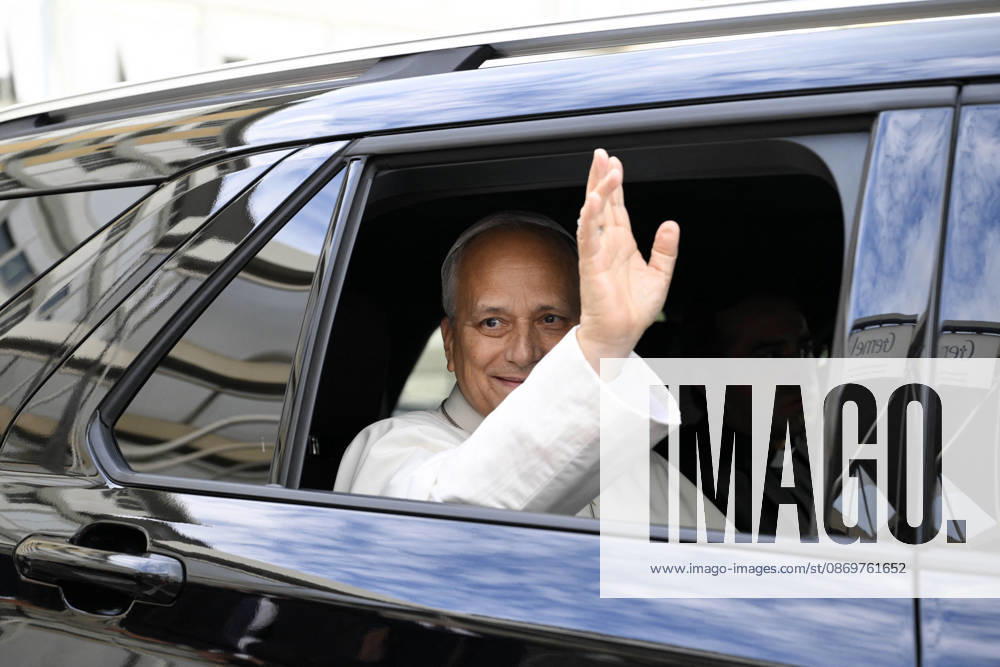 Pope Leo XIV Leaves Gemelli Hospital - Rome Pope Leo XIV waves to the faithful as he leaves Gemelli Hospital, Rome, Italy on October 17, 2026. Pope Leo XIV was discharged from Rome’s Agostino Gemelli hospital in the afternoon following lung surgery. Photo by (EV) Simone Risoluti Vatican Media ABACAPRESS.COM
