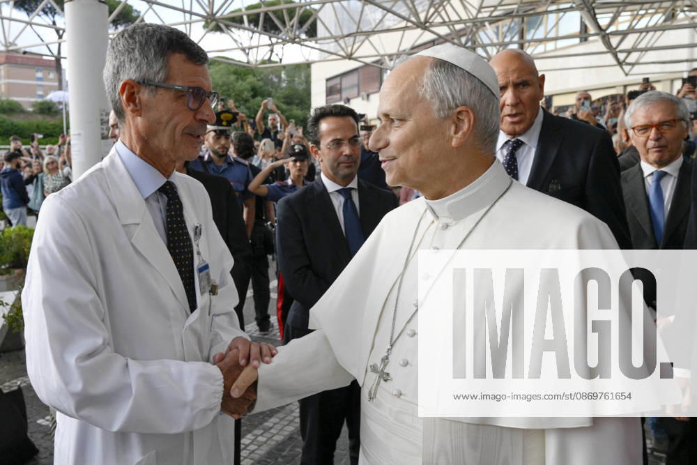 Pope Leo XIV Leaves Gemelli Hospital - Rome Pope Leo XIV waves to the faithful as he leaves Gemelli Hospital, Rome, Italy on October 17, 2026. Pope Leo XIV was discharged from Rome’s Agostino Gemelli hospital in the afternoon following lung surgery. Photo by (EV) Simone Risoluti Vatican Media ABACAPRESS.COM