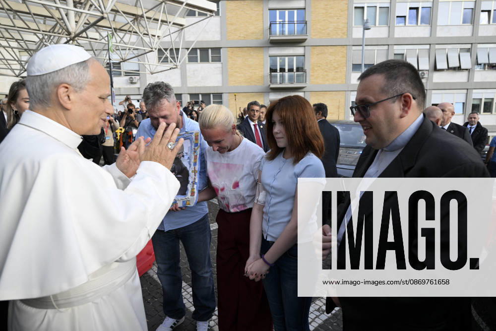 Pope Leo XIV Leaves Gemelli Hospital - Rome Pope Leo XIV waves to the faithful as he leaves Gemelli Hospital, Rome, Italy on October 17, 2026. Pope Leo XIV was discharged from Rome’s Agostino Gemelli hospital in the afternoon following lung surgery. Photo by (EV) Simone Risoluti Vatican Media ABACAPRESS.COM