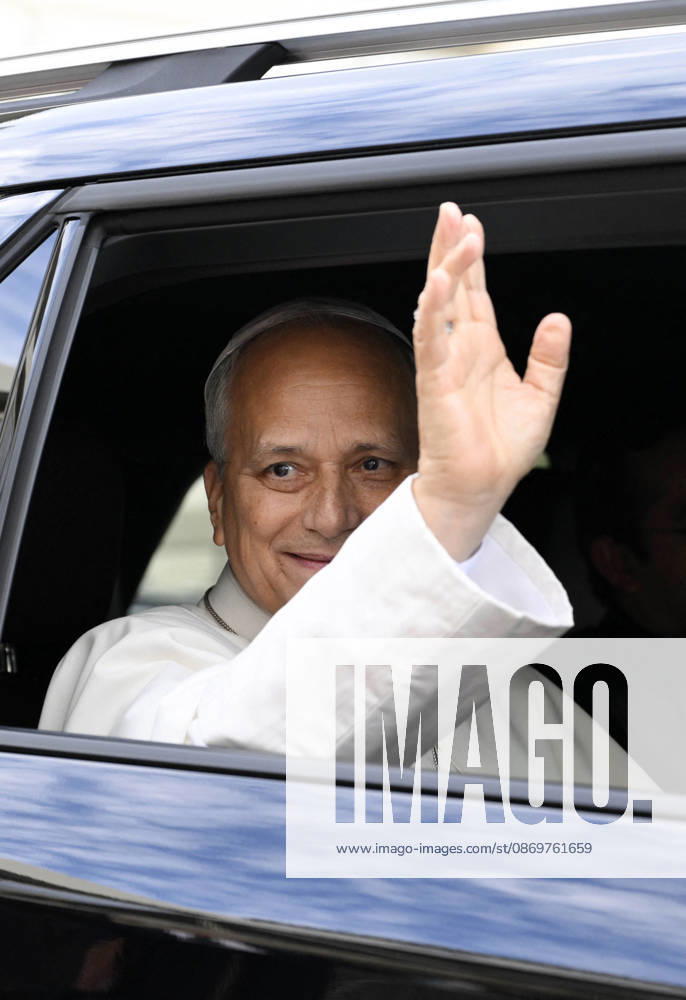 Pope Leo XIV Leaves Gemelli Hospital - Rome Pope Leo XIV waves to the faithful as he leaves Gemelli Hospital, Rome, Italy on October 17, 2026. Pope Leo XIV was discharged from Rome’s Agostino Gemelli hospital in the afternoon following lung surgery. Photo by (EV) Simone Risoluti Vatican Media ABACAPRESS.COM