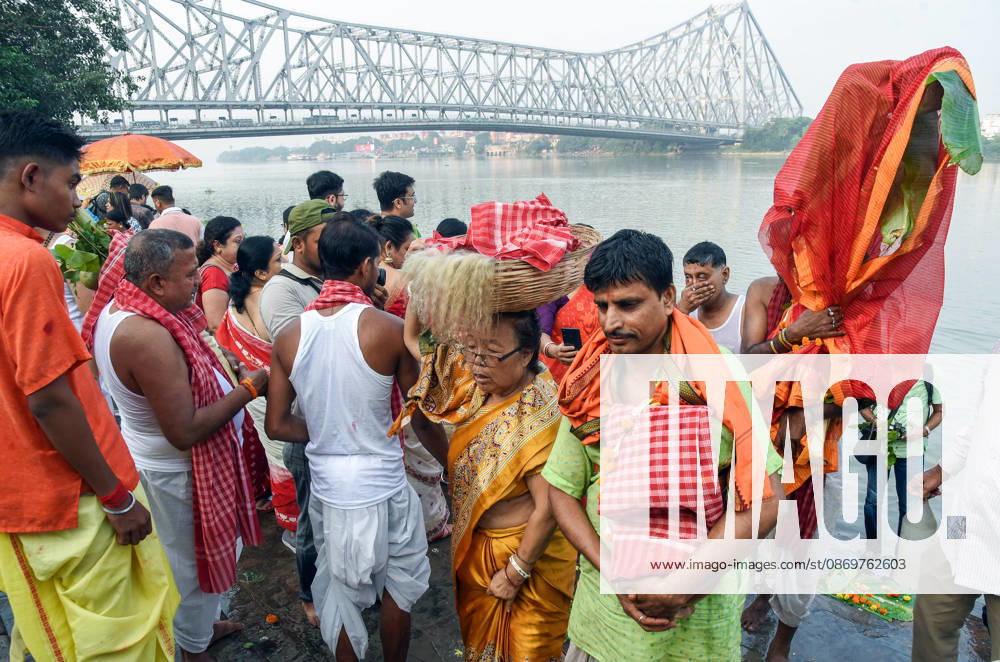 Maha Saptami in West Bengal s Kolkata Kolkata, Oct 17 (ANI): Devotees throng to perform the Nabapatrika Snan ritual on Maha Saptami during the Durga Puja festival, in Kolkata on Saturday. Kolkata West Bengal India