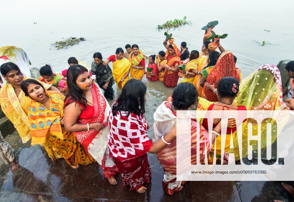 Maha Saptami in Kolkata Kolkata, Oct 17 (ANI): Devotees gather at Bagbazar Ganga Ghat to perform the Kola Bou ritual on Maha Saptami during the Durga Puja festival, in Kolkata on Saturday. Kolkata West Bengal India
