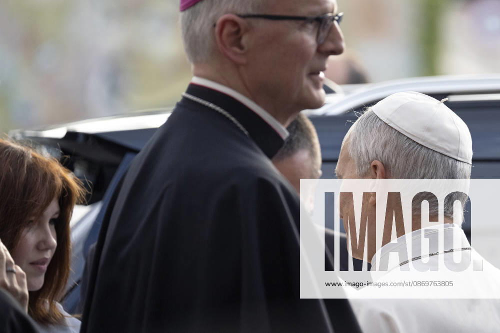ITALY - POPE - VATICAN-2026 10 17 Italy, Rome, Vatican, October 17, 2026 Pope Leo XIV speaks with Ukrainian Varvara Struck, 13, who is undergoing cancer treatment, as he leaves the Gemelli University Hospital, four days after a surgery to remove a cancerous tumour from his right lung, in Rome Photo by ALESSIA GIULIANI Catholic Press Photo - NO BOOKS