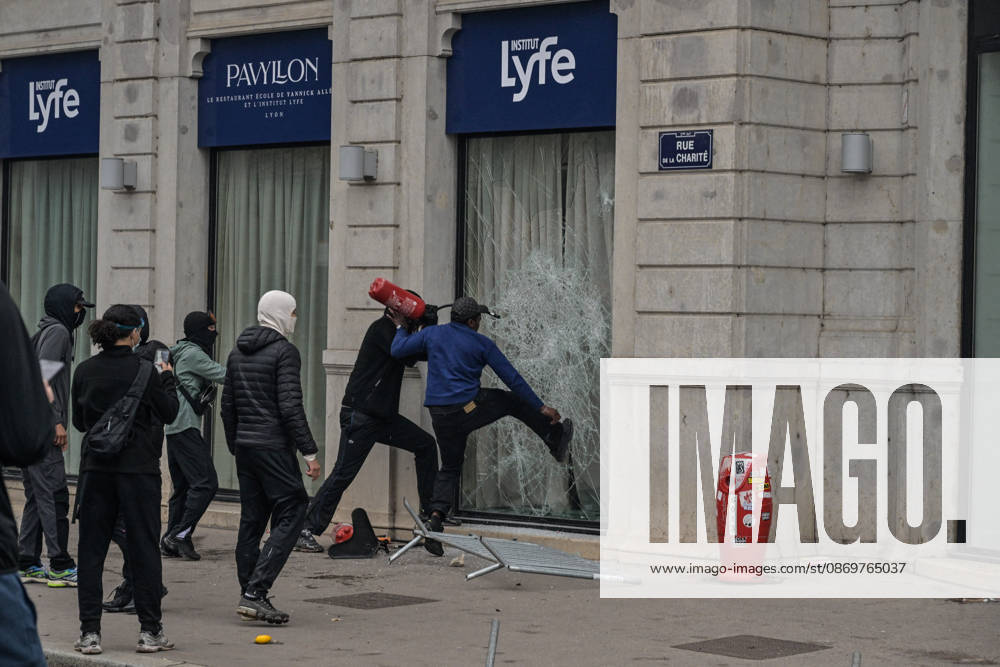 Clashes During High Cost of Living Protest - Lyon Violent clashes between protesters and the French Police during the demonstration protesting against the high cost of living in Lyon, France, on October 17, 2026, as part of a nationwide call for mobilisation bringing together various groups expressing their anger: former Yellow Vests , secondary school and university students, climate activists and even farmers. After weeks of student protests, France faces broader, nationwide demonstrations on October 17, 2026 over the cost of living, setting up a potentially fraught six months heading into a presidential election. Photo by ABACAPRESS.COM Lyon France