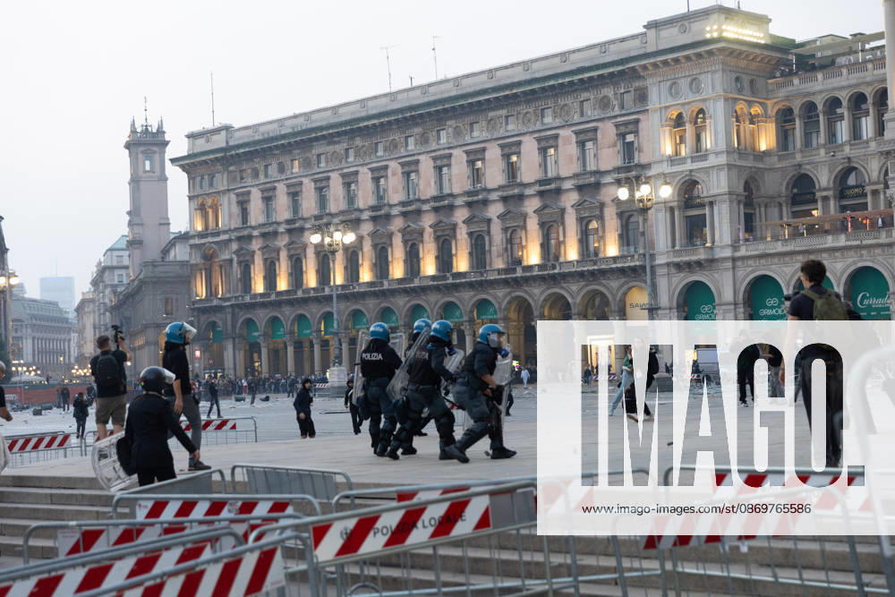 IPA89812260 - Milan, October 17, 2026: Italia in Piazza demonstration; violent clashes between police and the student movement