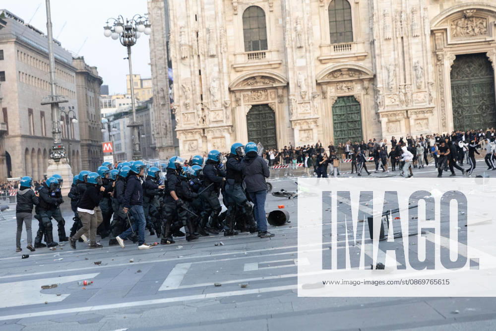 IPA89812304 - Milan, October 17, 2026: Italia in Piazza demonstration; violent clashes between police and the student movement