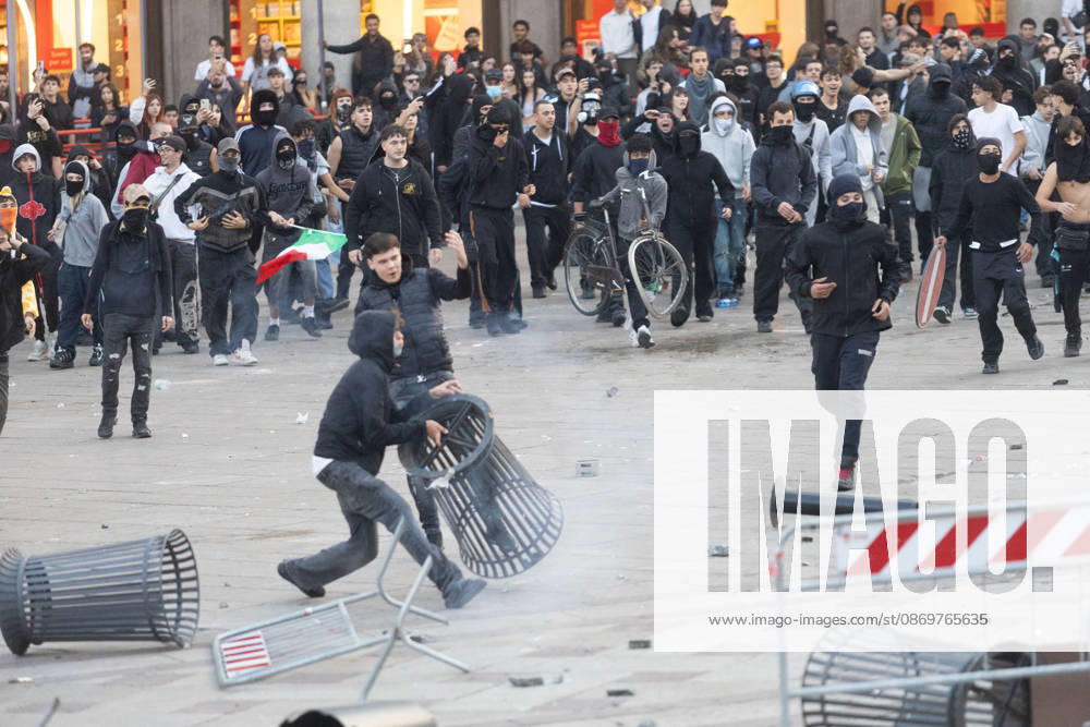 IPA89812331 - Milan, October 17, 2026: Italia in Piazza demonstration; violent clashes between police and the student movement