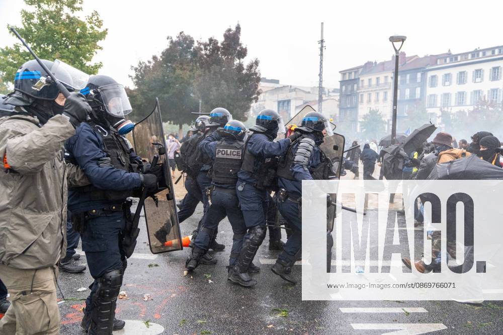 FRANCE, CLERMONT-FERRAND 17 10 2026 : Des lycÃ ens se mobilisent et bloquent les acces de leur Ã tablissement Ã l appel de l Union syndicale lycÃ enne (USL). Les manifestants protestent contre le manque de moyens, les classes surchargÃ es, Parcoursup et les rÃ formes Ã ducatives du ministre Edouard Geffray. Photo par Clermont-Ferrand France - ZUMAa252 20261017_zip_a252_001