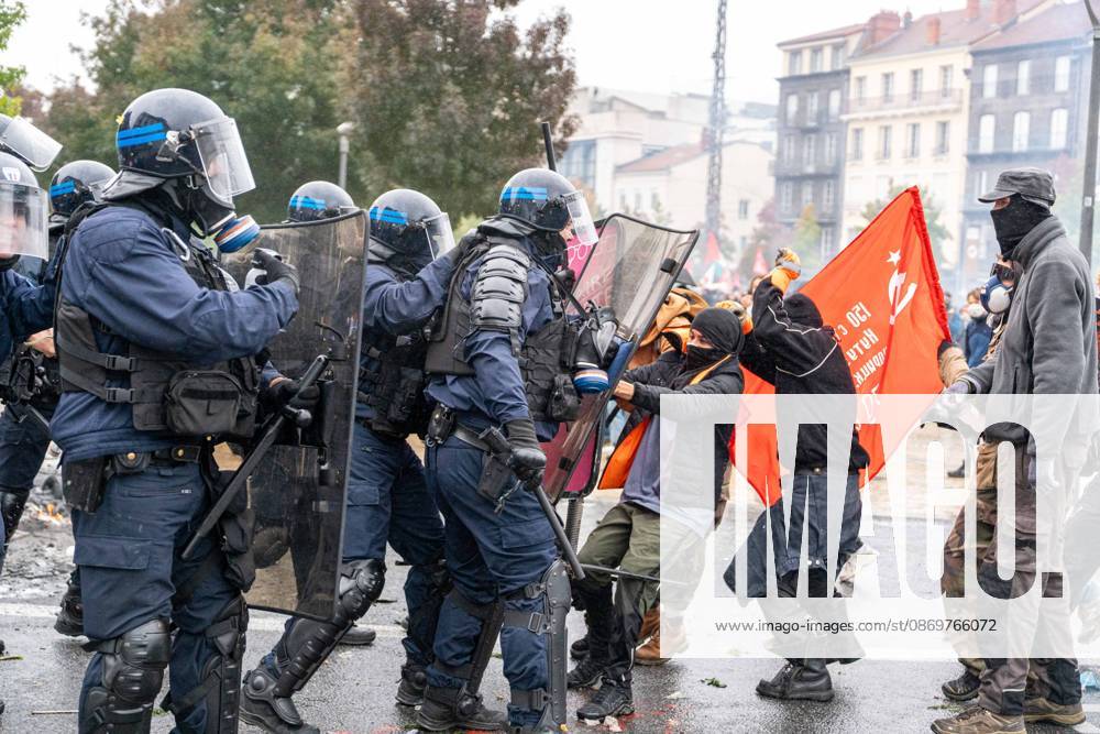 FRANCE, CLERMONT-FERRAND 17 10 2026 : Des lycÃ ens se mobilisent et bloquent les acces de leur Ã tablissement Ã l appel de l Union syndicale lycÃ enne (USL). Les manifestants protestent contre le manque de moyens, les classes surchargÃ es, Parcoursup et les rÃ formes Ã ducatives du ministre Edouard Geffray. Photo par Clermont-Ferrand France - ZUMAa252 20261017_zip_a252_002