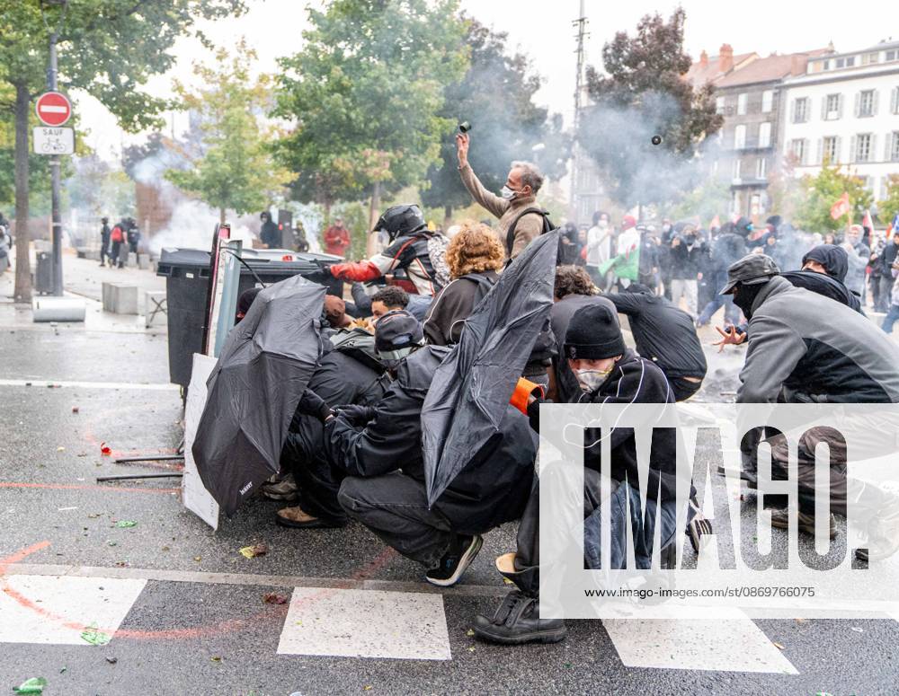FRANCE, CLERMONT-FERRAND 17 10 2026 : Des lycÃ ens se mobilisent et bloquent les acces de leur Ã tablissement Ã l appel de l Union syndicale lycÃ enne (USL). Les manifestants protestent contre le manque de moyens, les classes surchargÃ es, Parcoursup et les rÃ formes Ã ducatives du ministre Edouard Geffray. Photo par Clermont-Ferrand France - ZUMAa252 20261017_zip_a252_003
