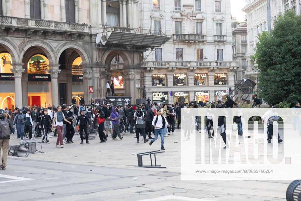 IPA89812346 - Milan, October 17, 2026: Italia in Piazza demonstration; violent clashes between police and the student movement