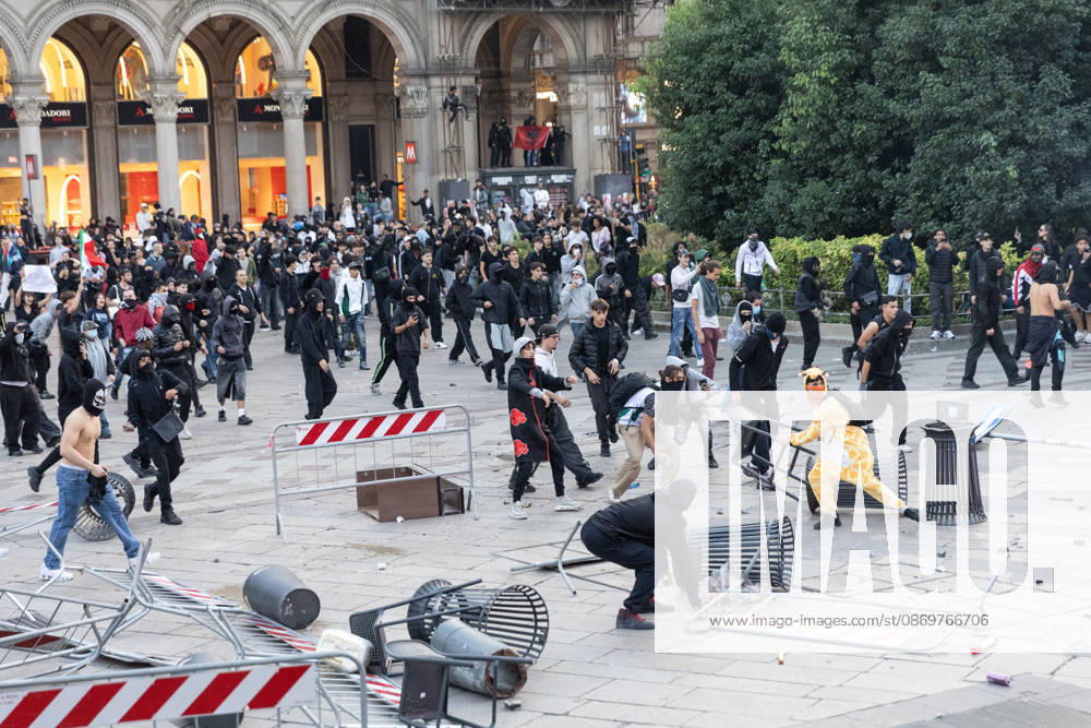 IPA89812314 - Milan, October 17, 2026: Italia in Piazza demonstration; violent clashes between police and the student movement