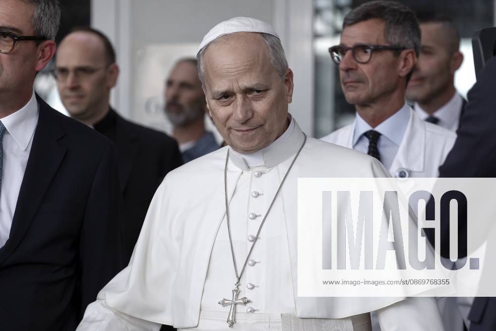 Pope Leo XIV , followed by surgeon Stefano Margaritora,, leaves RomeÃ¢â‚¬â ¢s Agostino Gemelli hospitall four days after lung surgery.Pope Leo XIV leaves Agostino Gemelli Hospitall four days after lung surgery Rome Italy - ZUMAs197 20261017_aaa_s197_252