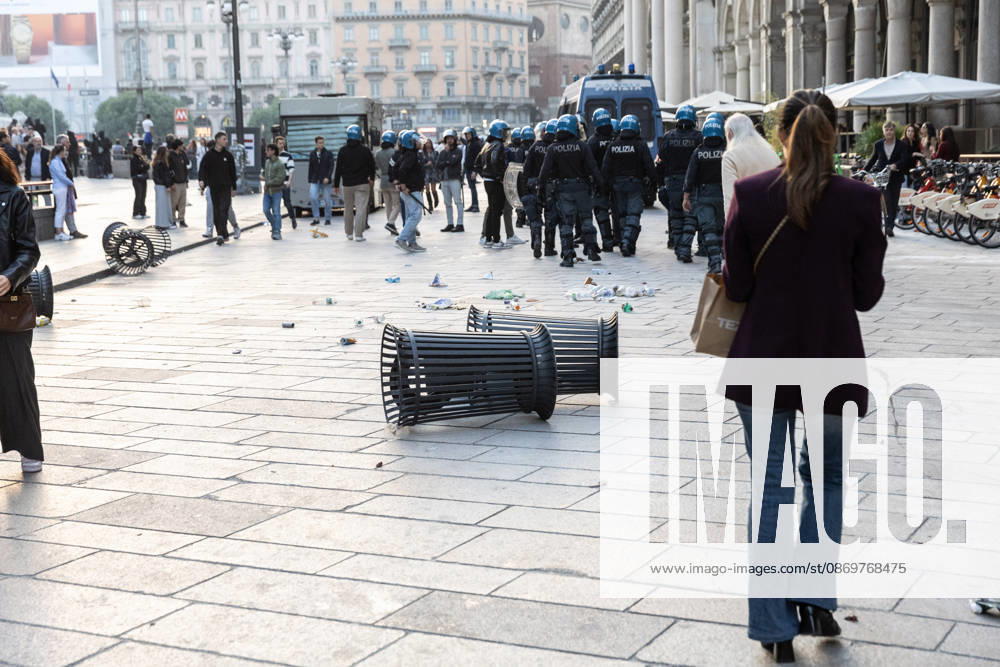 IPA89816558 - Milan, October 17, 2026: Italia in Piazza demonstration; violent clashes between police and the student movement