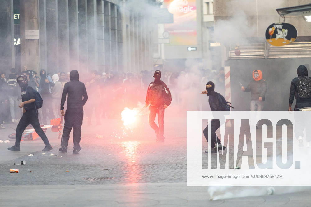 IPA89816647 - Milan, October 17, 2026: Italia in Piazza demonstration; violent clashes between police and the student movement