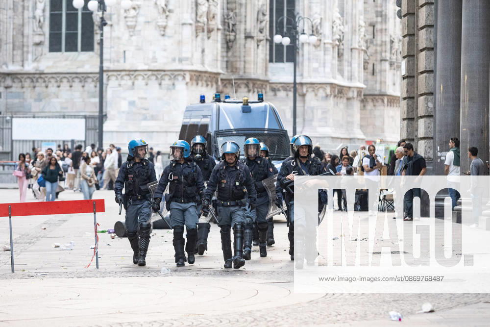 IPA89816689 - Milan, October 17, 2026: Italia in Piazza demonstration; violent clashes between police and the student movement