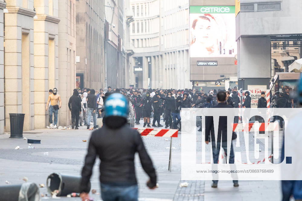 IPA89816706 - Milan, October 17, 2026: Italia in Piazza demonstration; violent clashes between police and the student movement