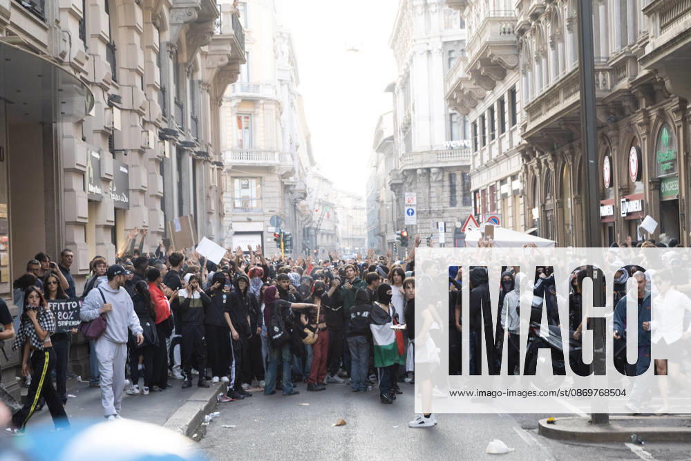 IPA89816842 - Milan, October 17, 2026: Italia in Piazza demonstration; violent clashes between police and the student movement