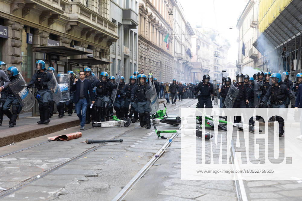 IPA89816849 - Milan, October 17, 2026: Italia in Piazza demonstration; violent clashes between police and the student movement