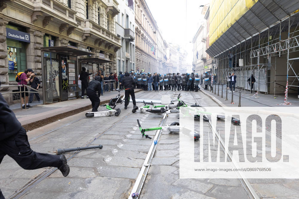 IPA89816852 - Milan, October 17, 2026: Italia in Piazza demonstration; violent clashes between police and the student movement