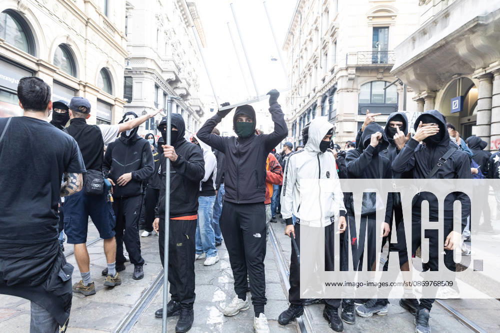 IPA89816870 - Milan, October 17, 2026: Italia in Piazza demonstration; violent clashes between police and the student movement