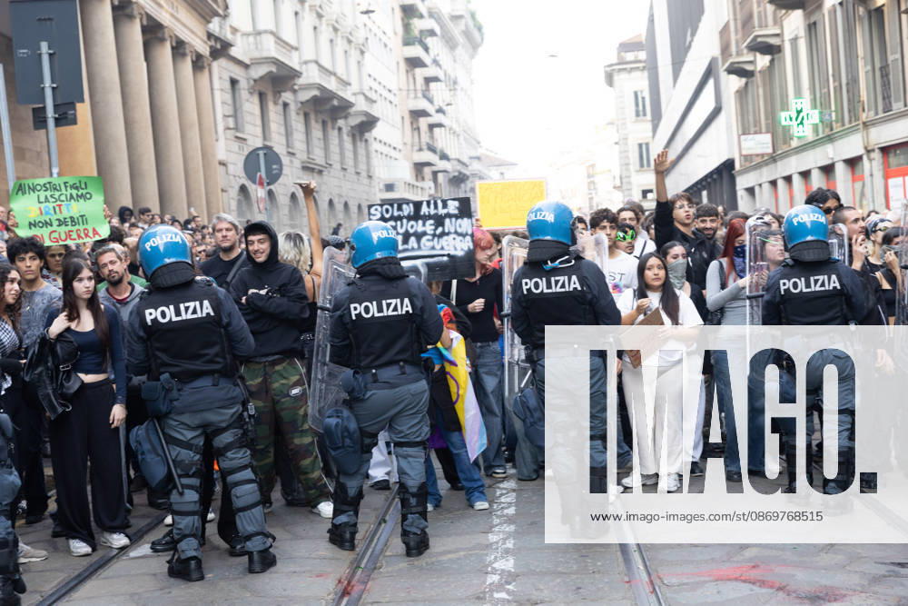 IPA89816909 - Milan, October 17, 2026: Italia in Piazza demonstration; violent clashes between police and the student movement