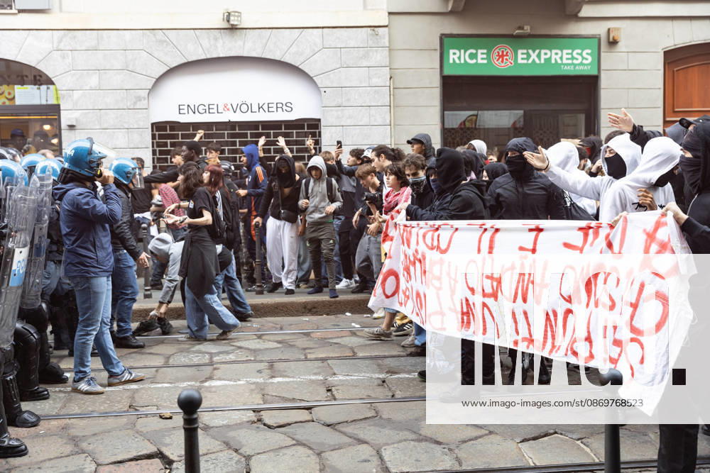 IPA89816953 - Milan, October 17, 2026: Italia in Piazza demonstration; violent clashes between police and the student movement