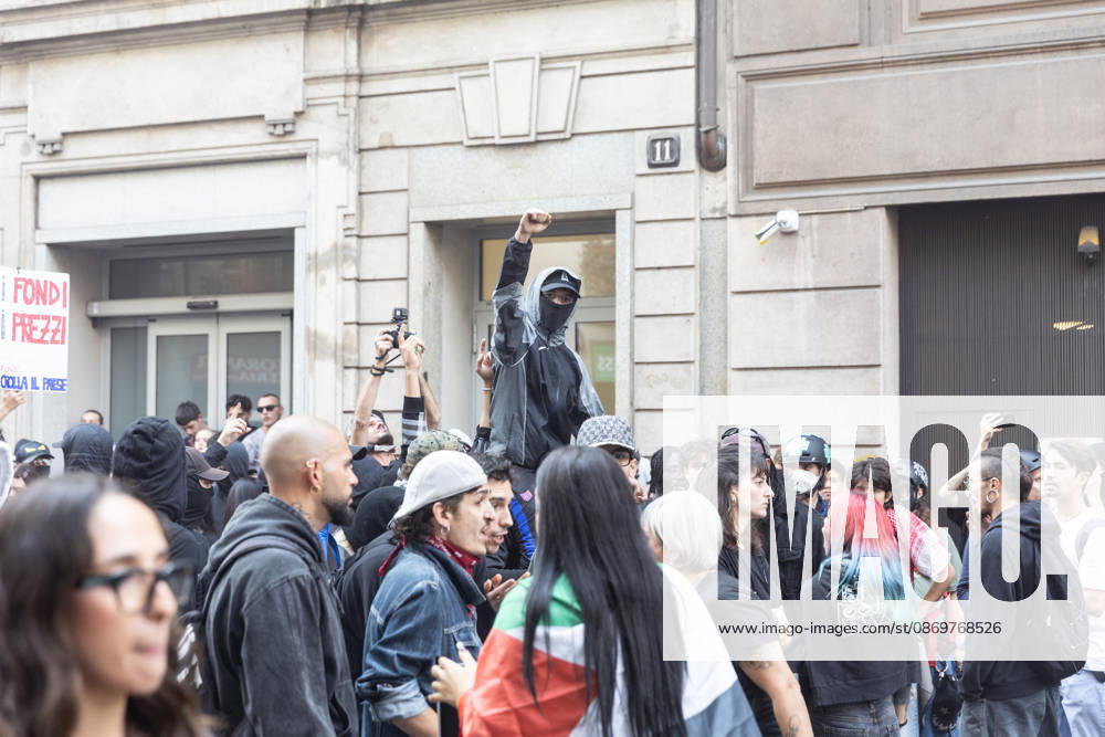 IPA89816958 - Milan, October 17, 2026: Italia in Piazza demonstration; violent clashes between police and the student movement