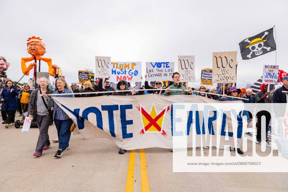 Protestors demonstrate in Washington D.C. as part of the No Kings: vote early nation wide protest. This Protest comes as the midterm elections come that could see the republicans loose control in congress Washington USA - ZUMAw218 20261017_znp_w218_002