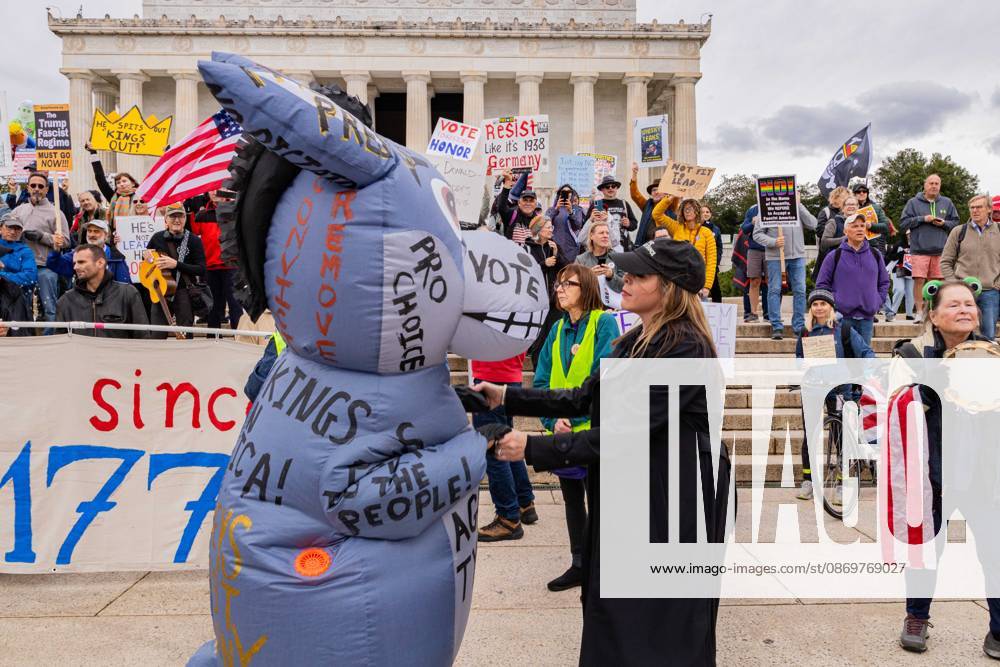 Protestors demonstrate in Washington D.C. as part of the No Kings: vote early nation wide protest. This Protest comes as the midterm elections come that could see the republicans loose control in congress Washington USA - ZUMAw218 20261017_znp_w218_005