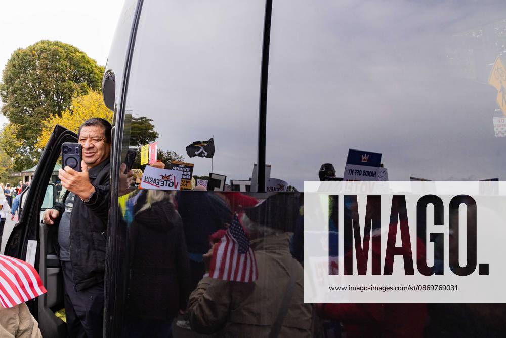 Protestors demonstrate in Washington D.C. as part of the No Kings: vote early nation wide protest. This Protest comes as the midterm elections come that could see the republicans loose control in congress Washington USA - ZUMAw218 20261017_znp_w218_007