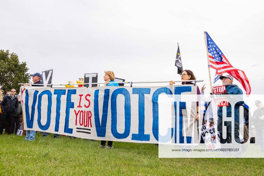 Protestors demonstrate in Washington D.C. as part of the No Kings: vote early nation wide protest. This Protest comes as the midterm elections come that could see the republicans loose control in congress Washington USA - ZUMAw218 20261017_znp_w218_012