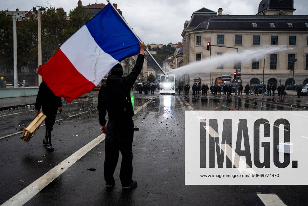 Protest against the high cost of living in Lyon on October 17, 2026 Nicolas Liponne MAXPPP Lyon 10 17 2026 Protesters clash with police during the protest against the high cost of living in Lyon, October 17, 2026 Numerous clashes took place throughout the day between protesters and law enforcement Several stores were looted, and some were set on fire in the city center Lyon, Auvergne-Rhône-Alpes, France
