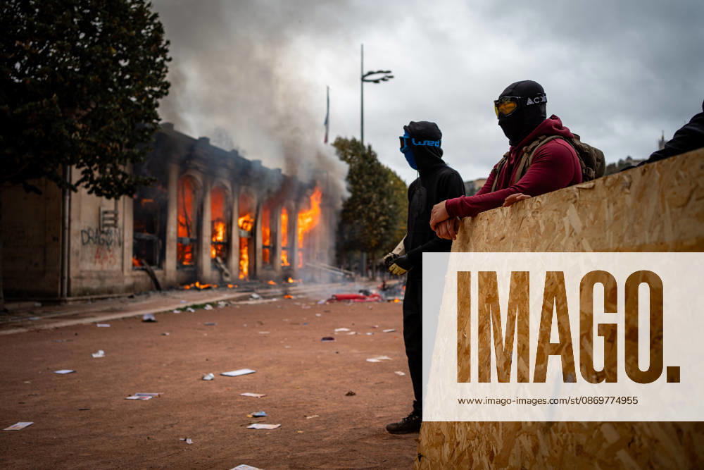 Protest against the high cost of living in Lyon on October 17, 2026 Nicolas Liponne MAXPPP Lyon 10 17 2026 The tourist office on fire during the protest against the high cost of living in Lyon, October 17, 2026 Numerous clashes took place throughout the day between protesters and law enforcement Several stores were looted, and some were set on fire in the city center. The tourist office was set on fire during the protest against the high cost of living in Lyon on October 17, 2026. Numerous clashes took place throughout the day between protesters and law enforcement. Several stores were looted and, in some cases, set on fire in the city center. Lyon, Auvergne-Rhône-Alpes, France