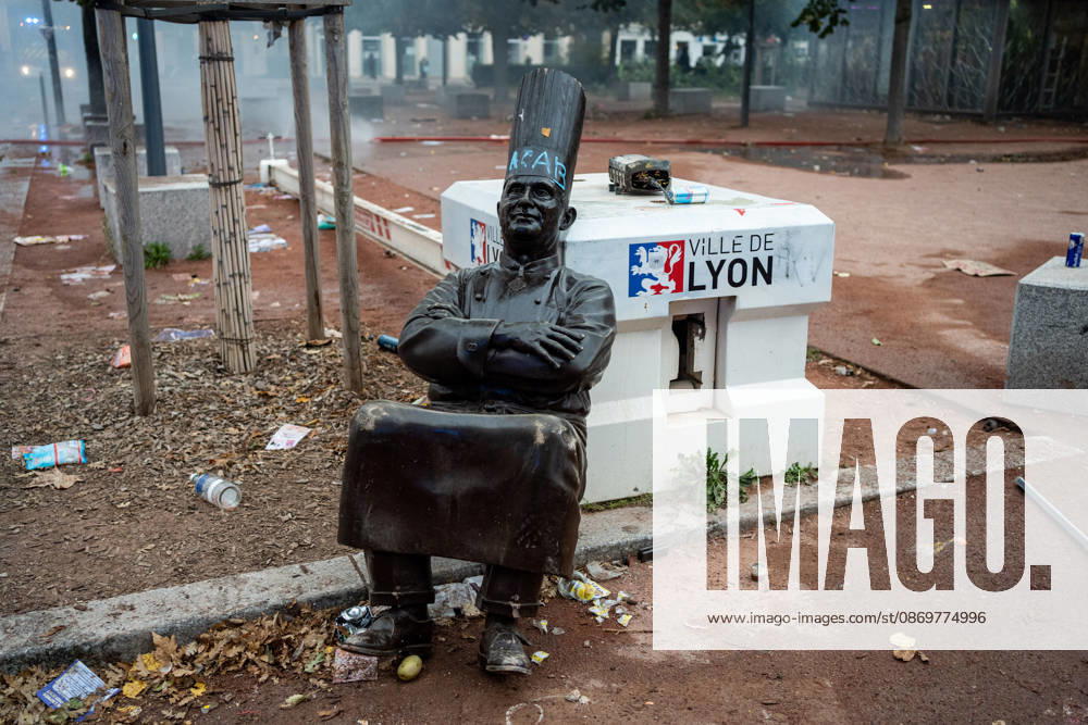 Protest against the high cost of living in Lyon on October 17, 2026 Nicolas Liponne MAXPPP Lyon 10 17 2026 The statue of Paul Bocuse was vandalized during the protest against the high cost of living in Lyon, October 17, 2026. Numerous clashes took place throughout the day between protesters and law enforcement. Several stores were looted and, in some cases, set on fire in the city center. The statue of Paul Bocuse was vandalized during a protest against the high cost of living in Lyon on October 17, 2026. Numerous clashes took place throughout the day between protesters and law enforcement. Several stores were looted and, in some cases, set on fire in the city center. Lyon, Auvergne-Rhône-Alpes, France