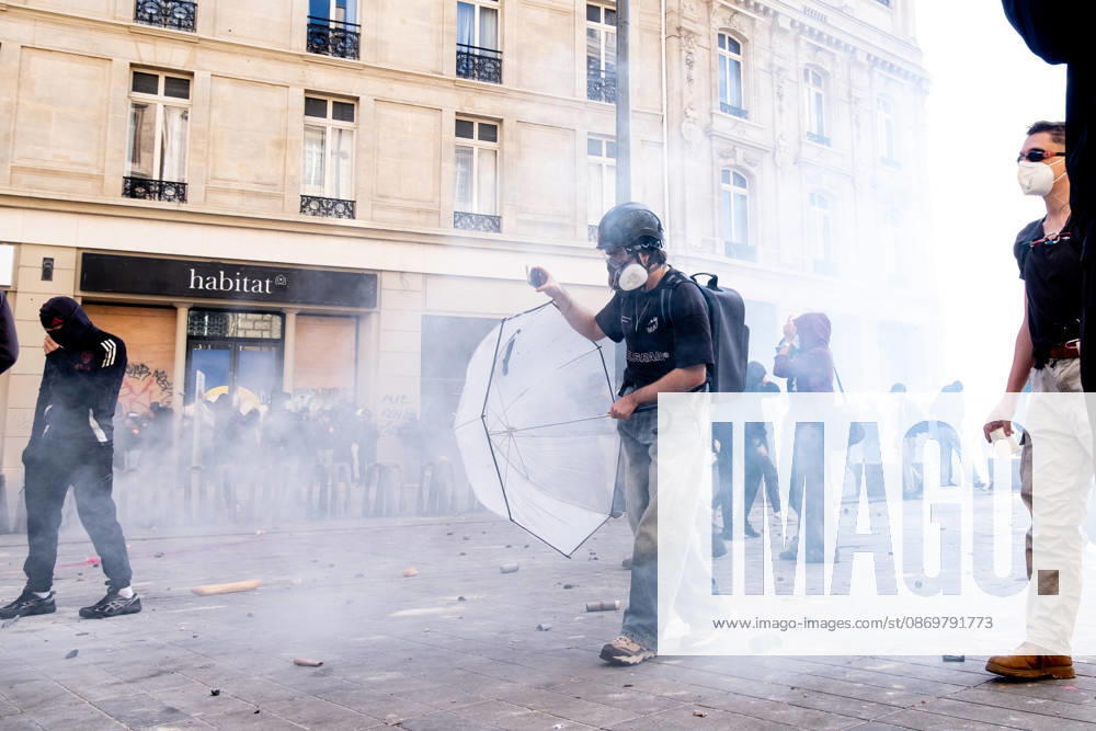Thousands of people took part in the ˜Gilet Jeunes general strike in Paris. Following weeks of protests and school occupations, a wave of demonstrations swept across France on 17 October. In Paris, demonstrators began gathering from the morning onwards at various locations, before heading to Place de la RÃ publique, where fierce clashes with the police broke out and lasted for several hours. The demonstrators also erected barricades along the citys streets and looted a number of shops. Paris France - ZUMAs377 20261017_znp_s377_032