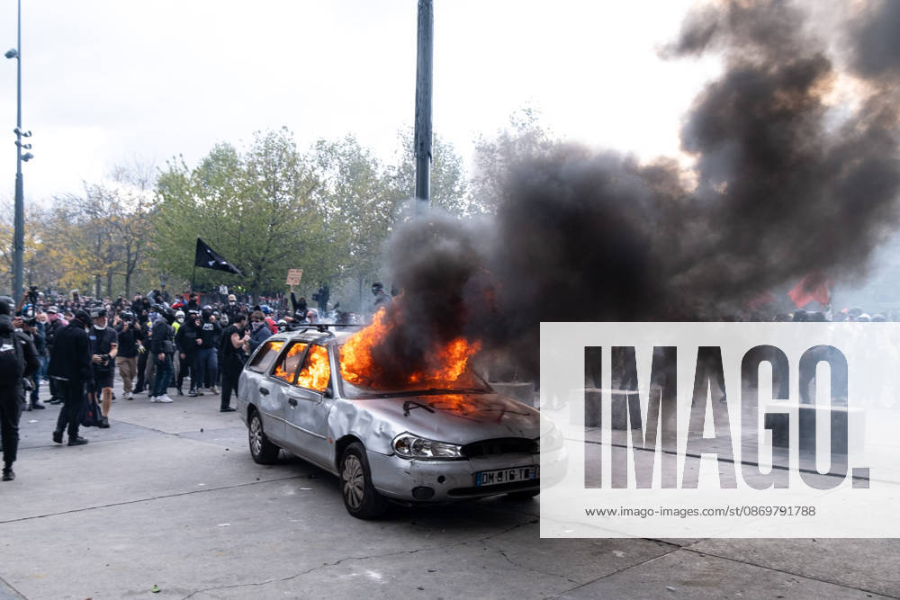 Thousands of people took part in the ˜Gilet Jeunes general strike in Paris. Following weeks of protests and school occupations, a wave of demonstrations swept across France on 17 October. In Paris, demonstrators began gathering from the morning onwards at various locations, before heading to Place de la RÃ publique, where fierce clashes with the police broke out and lasted for several hours. The demonstrators also erected barricades along the citys streets and looted a number of shops. Paris France - ZUMAs377 20261017_znp_s377_033