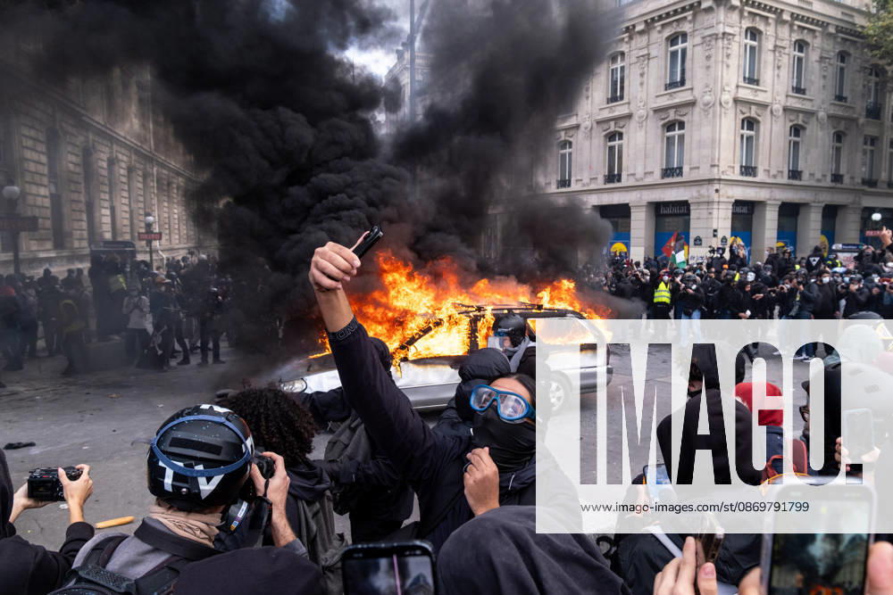 Thousands of people took part in the ˜Gilet Jeunes general strike in Paris. Following weeks of protests and school occupations, a wave of demonstrations swept across France on 17 October. In Paris, demonstrators began gathering from the morning onwards at various locations, before heading to Place de la RÃ publique, where fierce clashes with the police broke out and lasted for several hours. The demonstrators also erected barricades along the citys streets and looted a number of shops. Paris France - ZUMAs377 20261017_znp_s377_037
