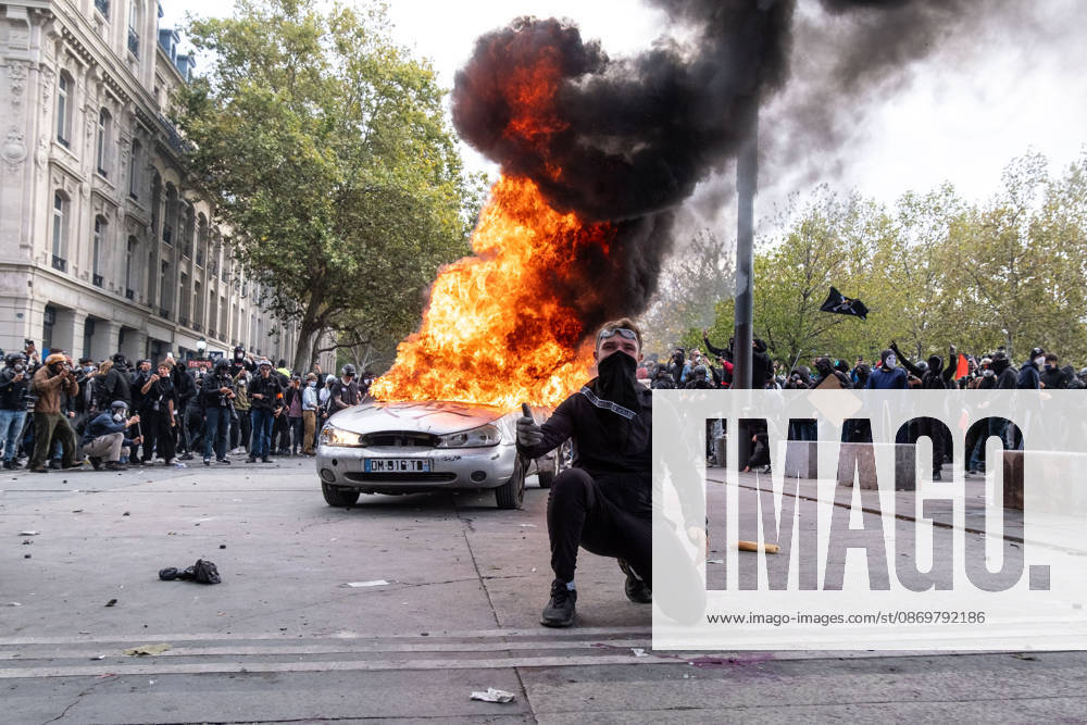 Thousands of people took part in the ˜Gilet Jeunes general strike in Paris. Following weeks of protests and school occupations, a wave of demonstrations swept across France on 17 October. In Paris, demonstrators began gathering from the morning onwards at various locations, before heading to Place de la RÃ publique, where fierce clashes with the police broke out and lasted for several hours. The demonstrators also erected barricades along the citys streets and looted a number of shops. Paris France - ZUMAs377 20261017_znp_s377_035