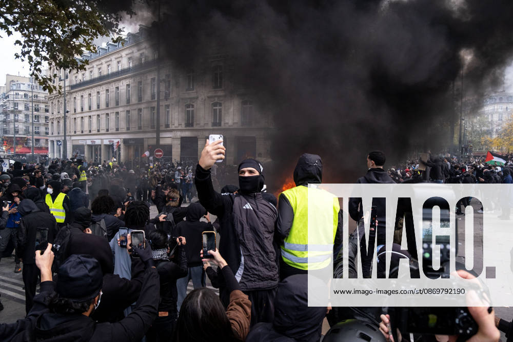 Thousands of people took part in the ˜Gilet Jeunes general strike in Paris. Following weeks of protests and school occupations, a wave of demonstrations swept across France on 17 October. In Paris, demonstrators began gathering from the morning onwards at various locations, before heading to Place de la RÃ publique, where fierce clashes with the police broke out and lasted for several hours. The demonstrators also erected barricades along the citys streets and looted a number of shops. Paris France - ZUMAs377 20261017_znp_s377_036