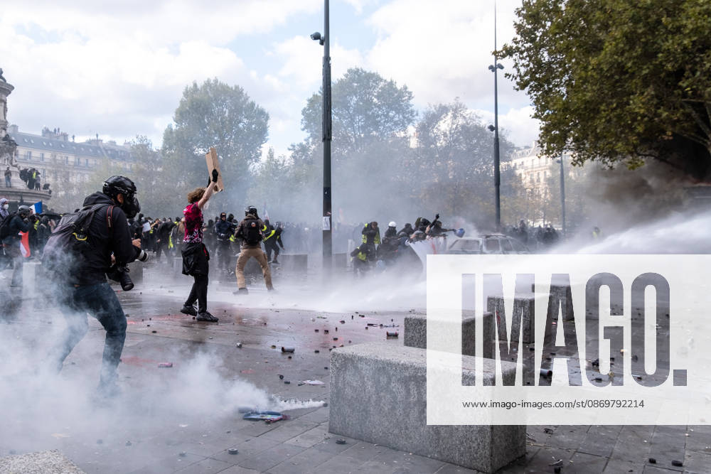 Thousands of people took part in the ˜Gilet Jeunes general strike in Paris. Following weeks of protests and school occupations, a wave of demonstrations swept across France on 17 October. In Paris, demonstrators began gathering from the morning onwards at various locations, before heading to Place de la RÃ publique, where fierce clashes with the police broke out and lasted for several hours. The demonstrators also erected barricades along the citys streets and looted a number of shops. Paris France - ZUMAs377 20261017_znp_s377_042
