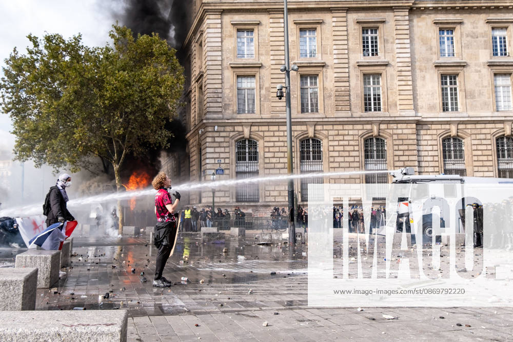 Thousands of people took part in the ˜Gilet Jeunes general strike in Paris. Following weeks of protests and school occupations, a wave of demonstrations swept across France on 17 October. In Paris, demonstrators began gathering from the morning onwards at various locations, before heading to Place de la RÃ publique, where fierce clashes with the police broke out and lasted for several hours. The demonstrators also erected barricades along the citys streets and looted a number of shops. Paris France - ZUMAs377 20261017_znp_s377_043